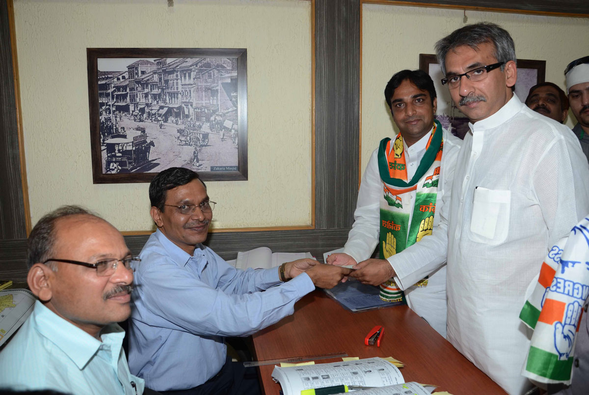 CANDIDATES RUSH TO ELECTION OFFICER OFFICE TO FILE NOMINATION FOR BMC ELECTION IN MUMBAI