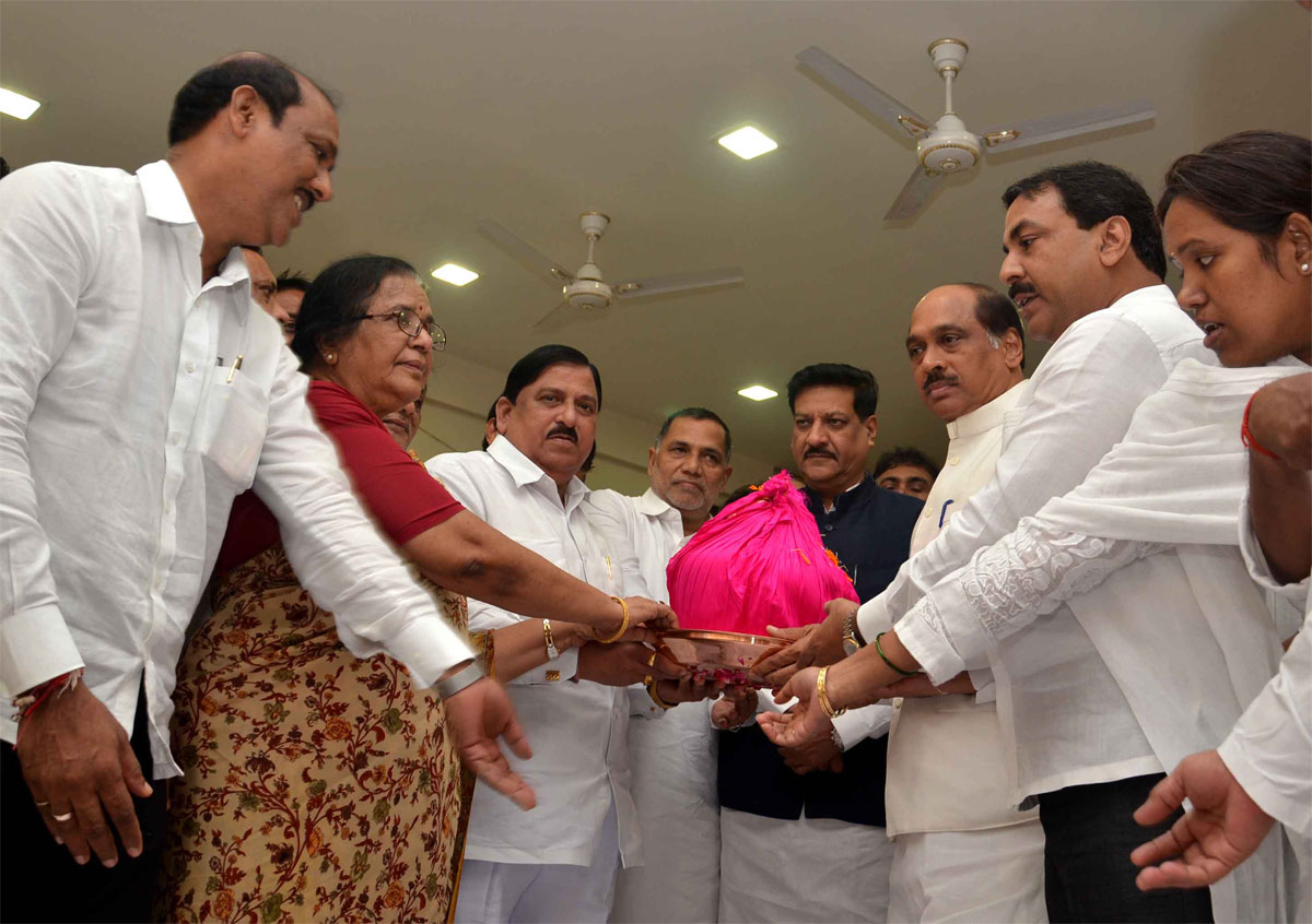 OPPOSITION LEADER EKNATH KHADSE & MRCC PRESIDENT-  MLA KRIPASHANKAR SINGH AT VIDHAN BHAVAN.