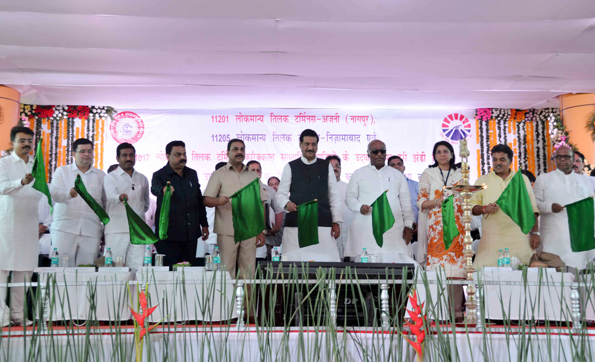 UNION MINISTER MALLIKARJUN & CHIEF MINISTER PRITHVIRAJ CHAVAN AT KURLA TERMINUS.