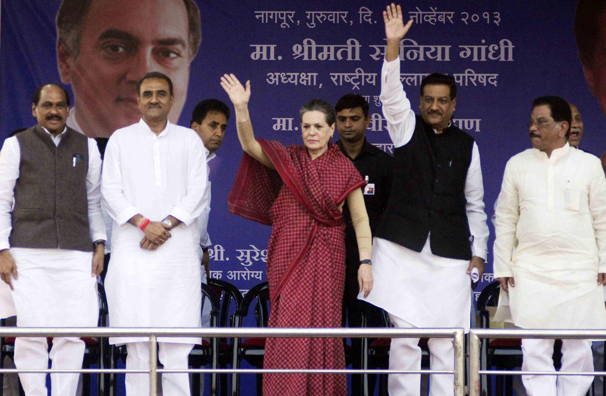 UPA CHAIRPERSON SMT.SONIYA GANDHI LAUNCHED RAJIV GANDHI JIVANDAI AROGYA YOJNA CARD AT NAGPUR.