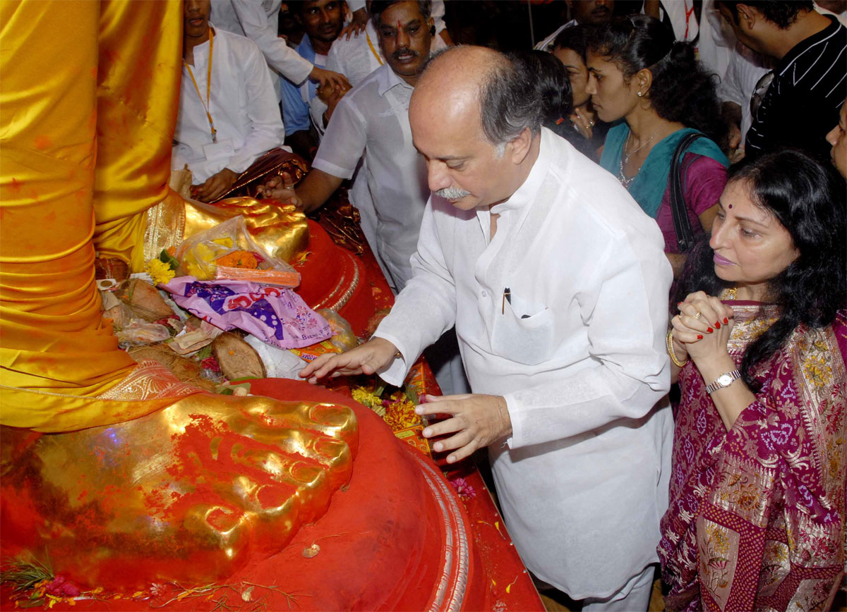 M.P. & EX.UNION MINISTER GURUDAS KAMAT WITH WIFE SMT.MARUKH KAMAT AT LALBAUGH RAJA DARSHAN ON OCCASION GANPATI FESTIVAL IN MUMBAI.