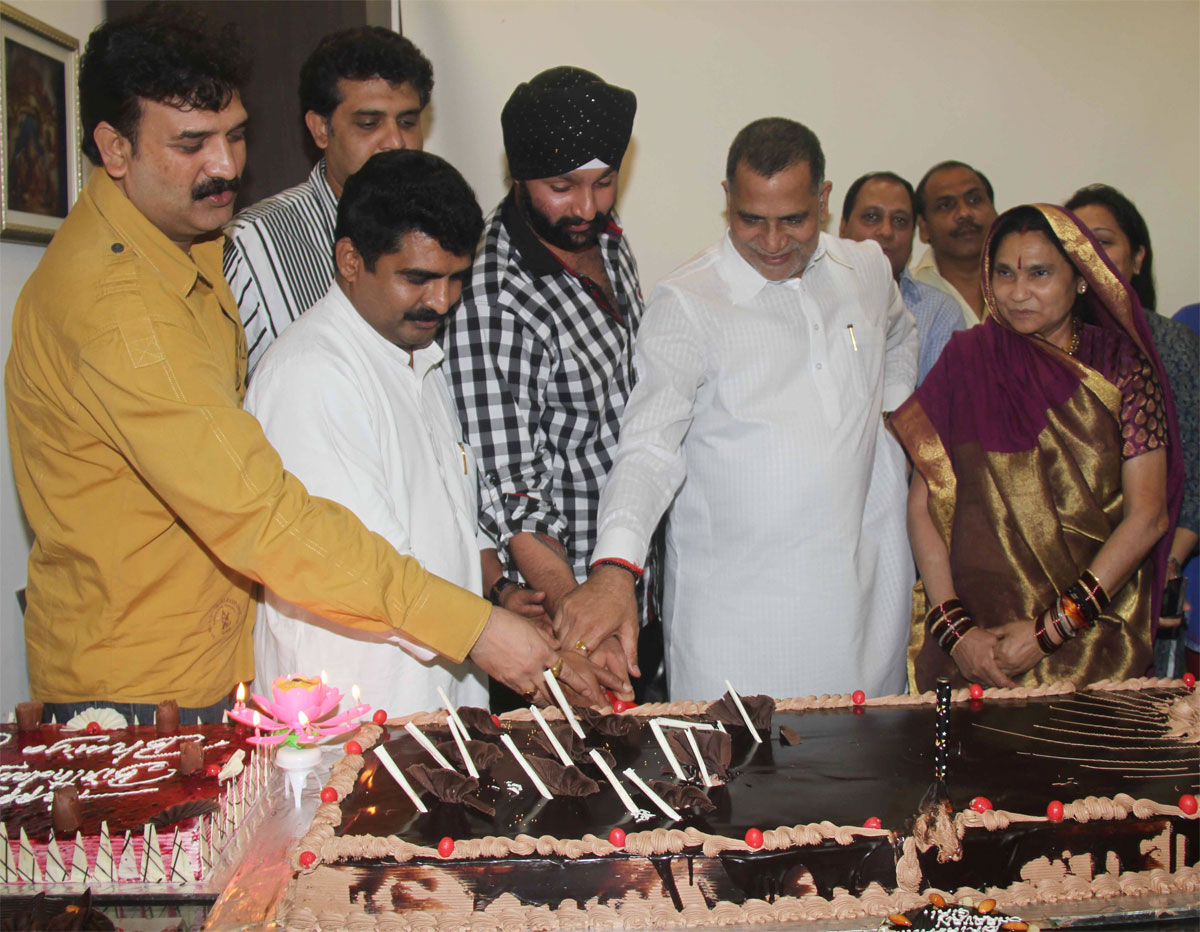 EX.MUMBAI CONGRESS PRESIDENT & MLA. KRIPASHANKAR SINGH & SMT.MALDEVI KRIPASHANKAR SINGH ON THIER BIRTHDAY IN MUMBAI.