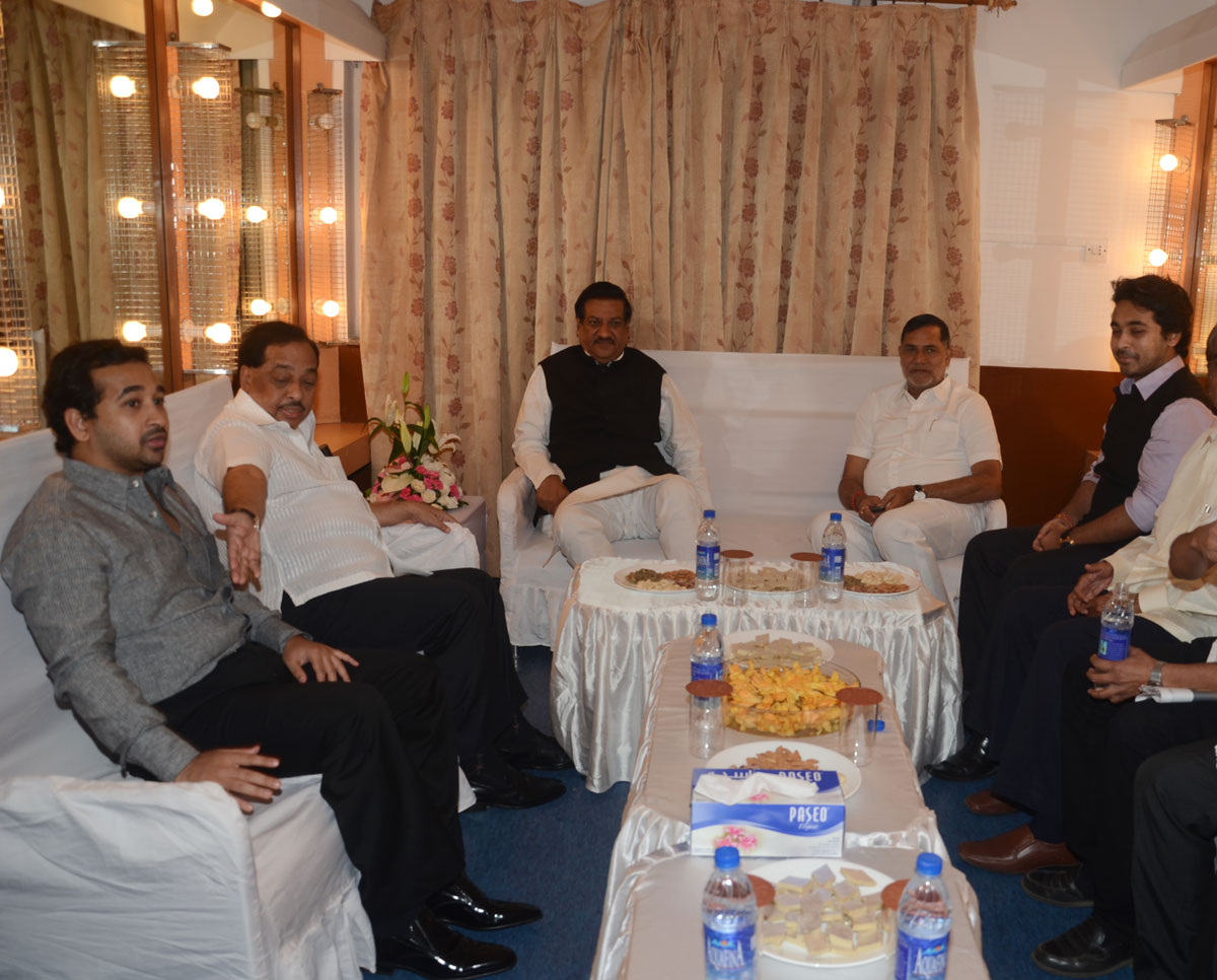 CHIEF MINISTER PRITHVIRAJ CHAVAN,MINISTER NARAYAN RANE,MRCC PRESIDENT KRIPASHNAKR SINGH,SWABHIMAN SANGHATNA PRESIDENT NITESH RANE,M.P.DR.NILESH RANE AT SHANMUKHANAND HALL MATUNGA.