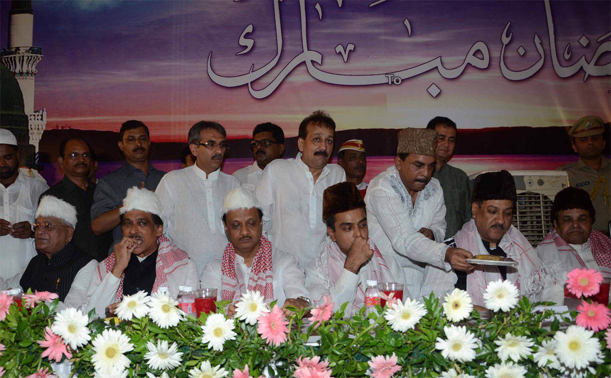 IFTAAR- DINNER AT HAJ HOUSE BY CHIEF MINISTER PRiTHVIRAJ CHAVAN. ORGANIZED BY MINISTER MOHD.ARIF (NASEEM) KHAN.