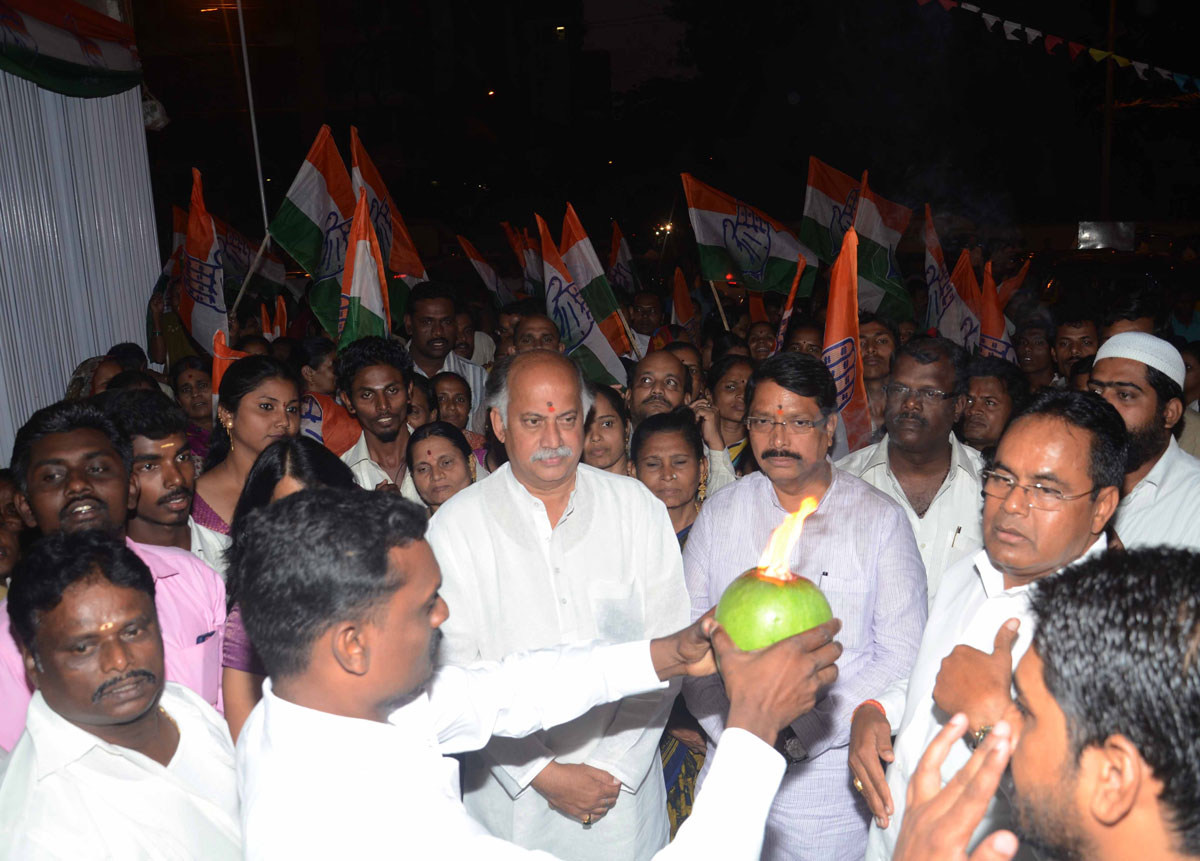 Congress-NCP North-West MP.Candidate Mr.Gurudas Kamat at Juhu.