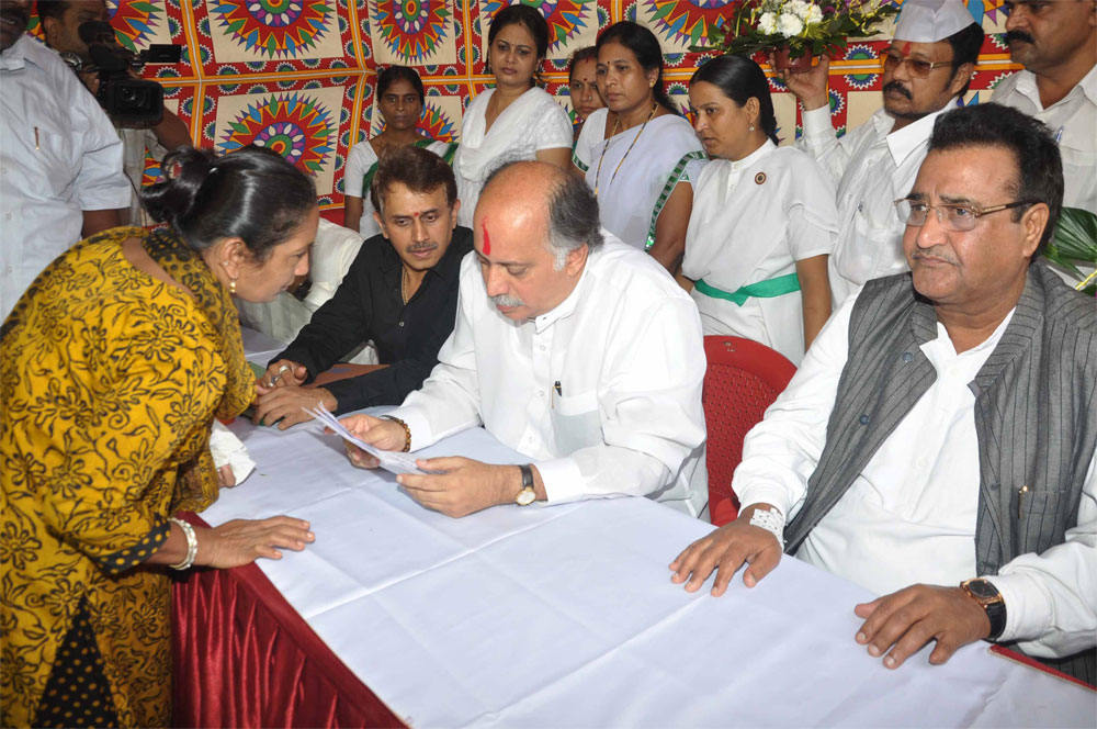 EX.MINISTER & MP.GURUDAS KAMATS JANSAMPARK ABHIYAN AT GOREGAON.