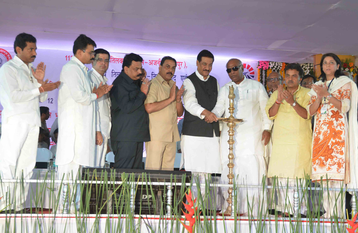 UNION MINISTER MALLIKARJUN & CHIEF MINISTER PRITHVIRAJ CHAVAN AT KURLA TERMINUS.