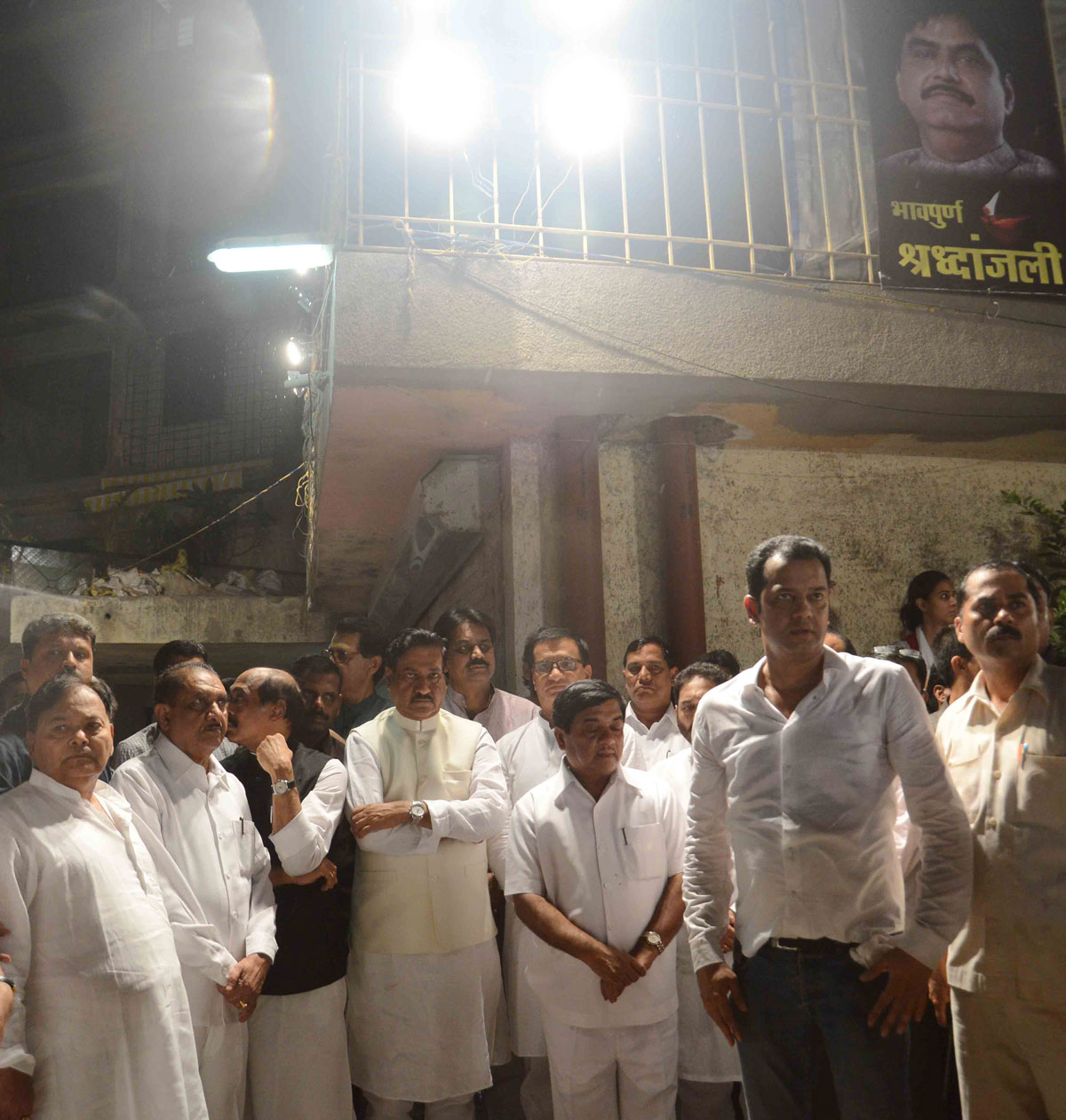 Chief Minister Prithviraj Chavan with Congress / NCP Party Leaders Paying Last Respect to BJP Leader Gopinath Munde at his Residence at Worli.