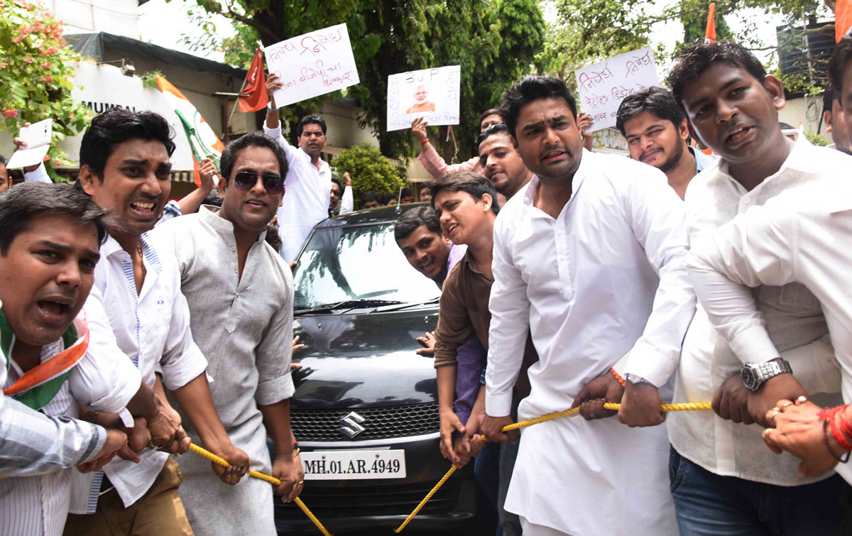 Mumbai Pradesh Youth Congress Protest against Petrol & Diesel Price Hike.