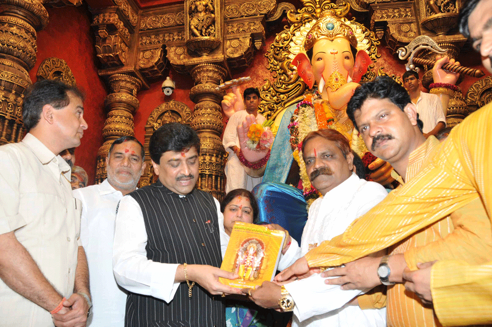 Chief Minister Ashok Chavan,MPCC President Manikrao Thakare,Chief Election Officer Gulchainsingh Charak ,MRCC President Kripashankar Singh, visited Lalbaug Raja Ganpati.