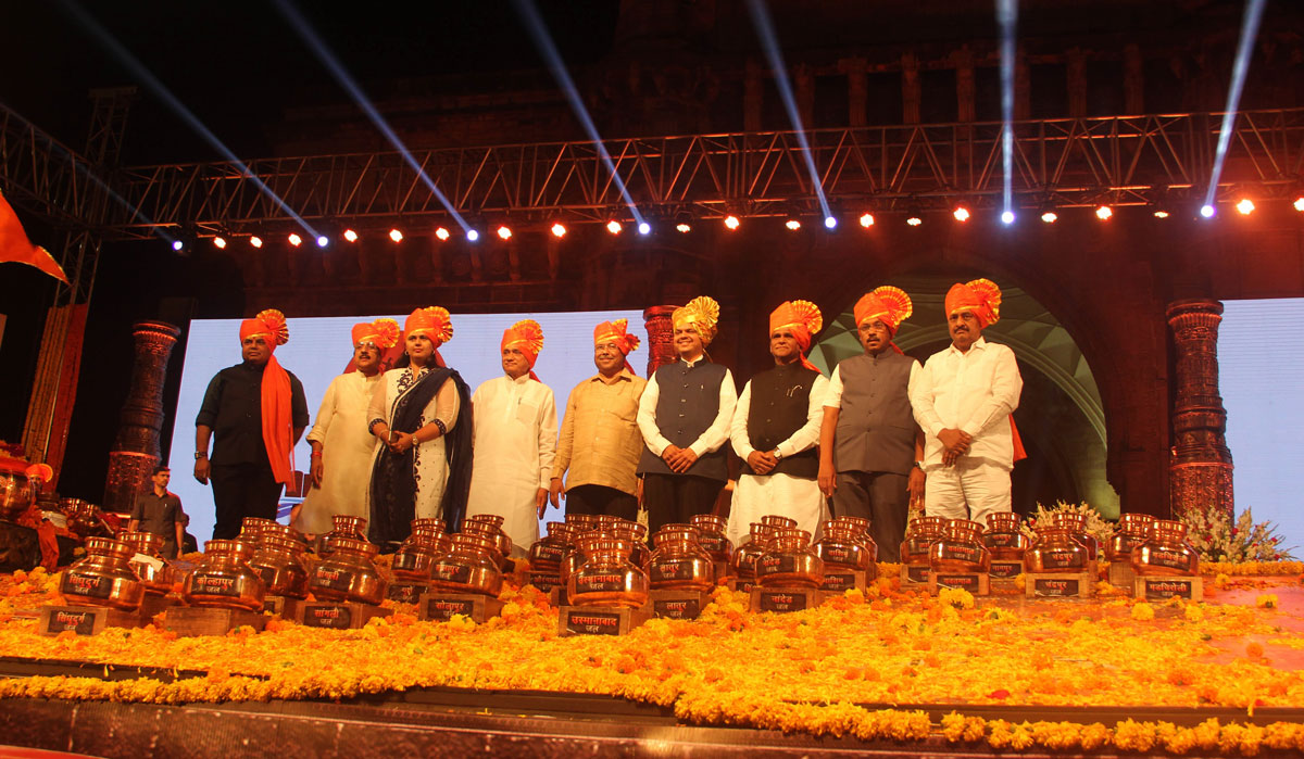 Chief Minister Devendra Fadnavis with Team welcomed  Shiv Smarak Rally at Gateway of  India.