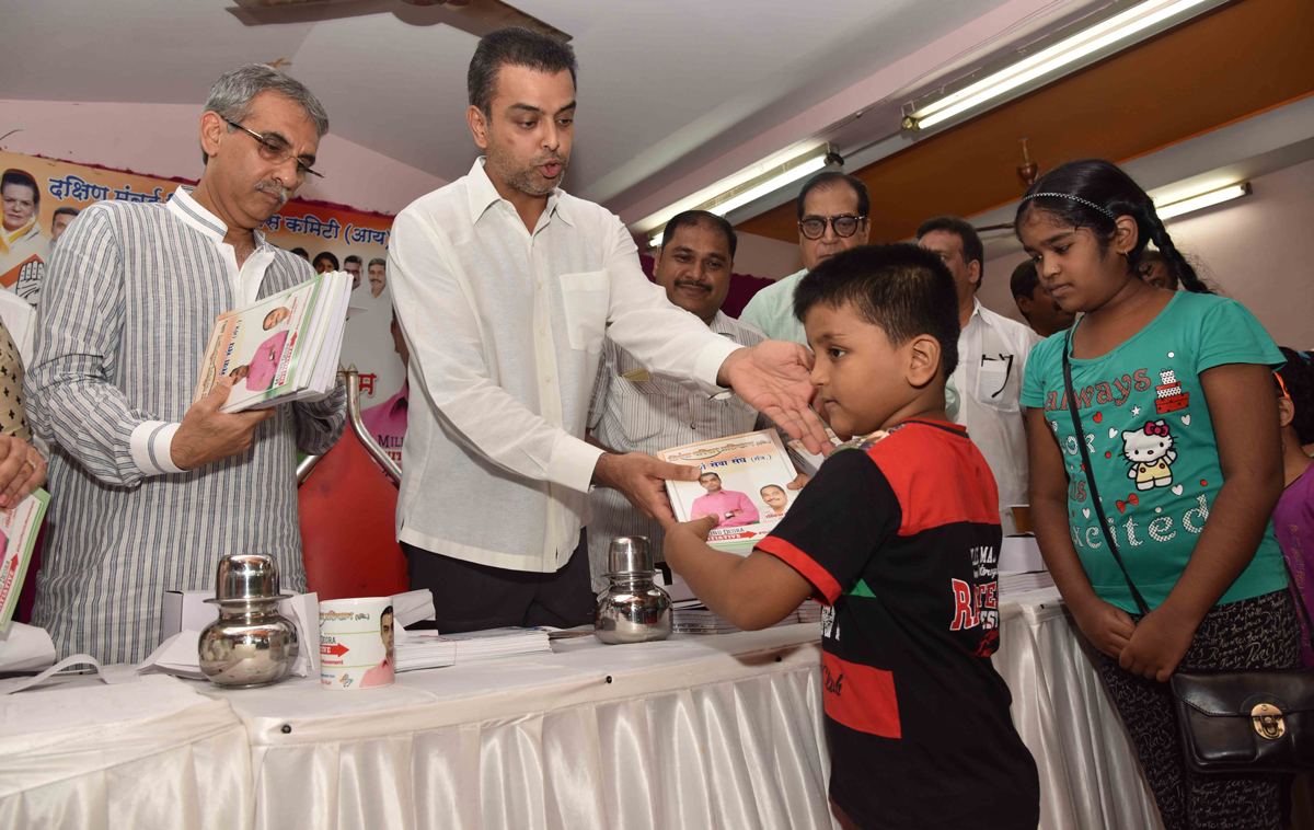 Congress Youth Leader & Ex Union Minister of State Milind Deora Free Distribution Note Books Childrens at South Mumbai Tardeo.