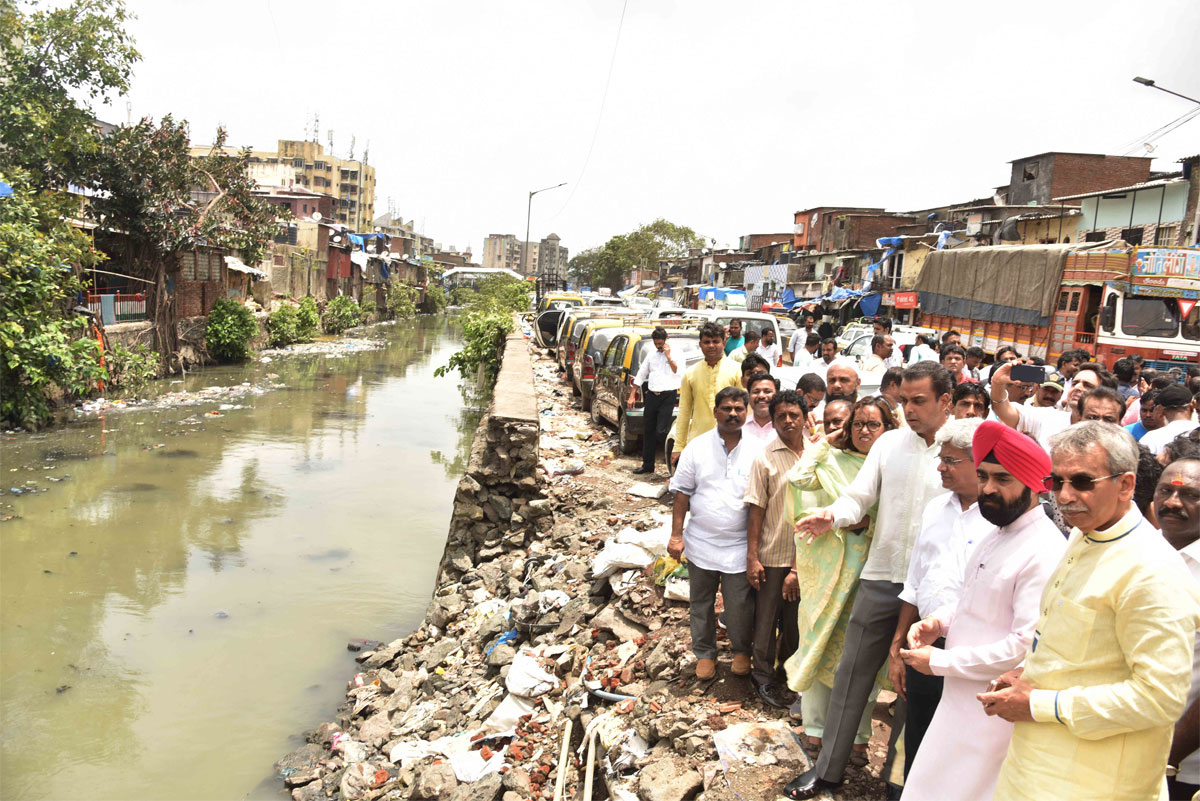 MRCC President Milind Deora with Team Visit Nalla's in Dharavi at 60Ft Road.
