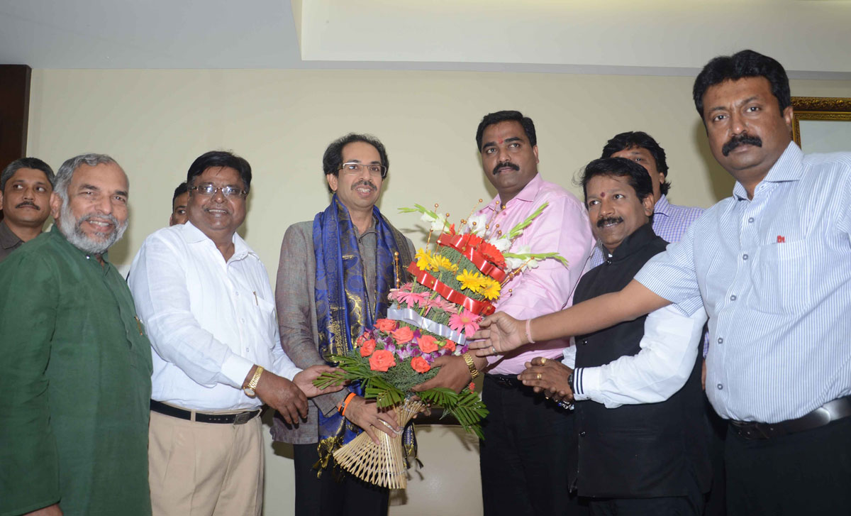 Satara Mahayuti Candidate Sambhaji Sakpal Meets Shivsena President Udhav Thakre at Matoshri Bunglow Bandra.