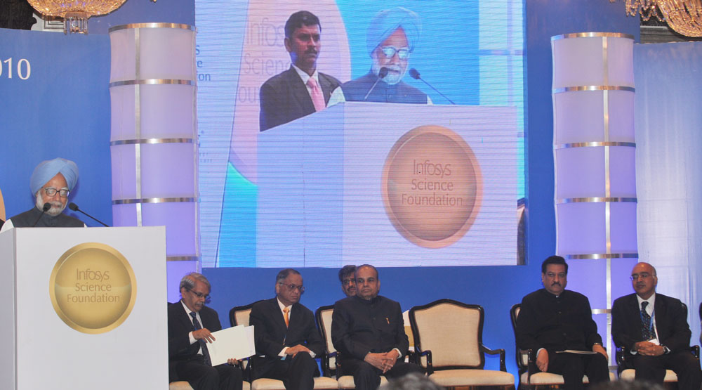 PRIME MINISTER OF INDIA DR.MANMOHAN SINGH,GOVERNOR K.SHANKAR NARAYANAN &CHIEF MINISTER PRITHVIRAJ CHAVAN IN INFOSYS PRIZE 2010 AT HOTEL TAJ PALACE MUMBAI .