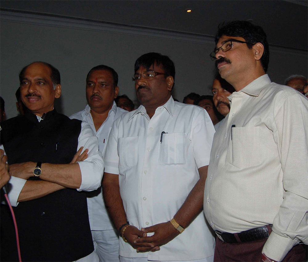 MPCC.PRESIDENT MANIKRAO THAKARE,OPPOSITION LEADER SUDHIR MUNGANTIWAR & MLA.BALA NANDGAOKAR AT SAHYADRI GUEST HOUSE.