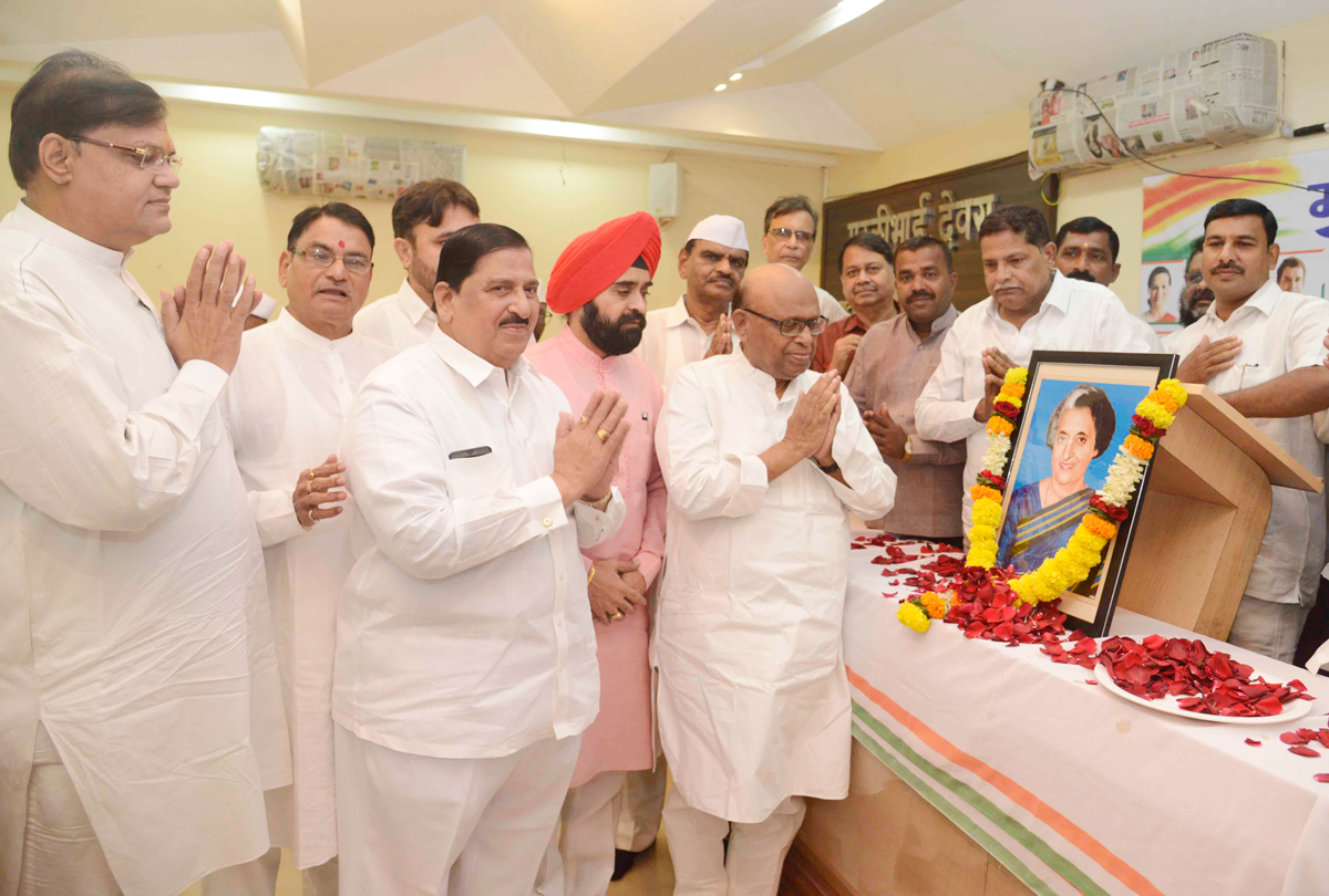 Mumbai Congress President Eknath Gaikwad, alongwith Mumbai Congress Leaders and workers paid tributes to Former Prime Minister, Smt.Indira Gandhi, on her birth anniversary at Rajiv Gandhi Bhavan Azad Maidan.