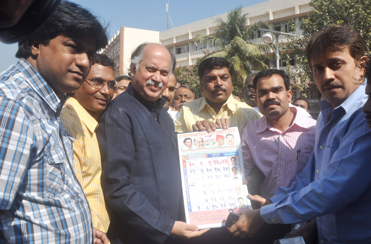 CONGRATULATING SHRI GURUDAS KAMAT ON HIS APPOINTMENT TO UNION MOS HOME AFFAIRS ANG ADDITIONAL CHARGE OF TELE COMMUNICATIONS AND I T MINISTRY AT D.N.NAGAR ANDHERI.