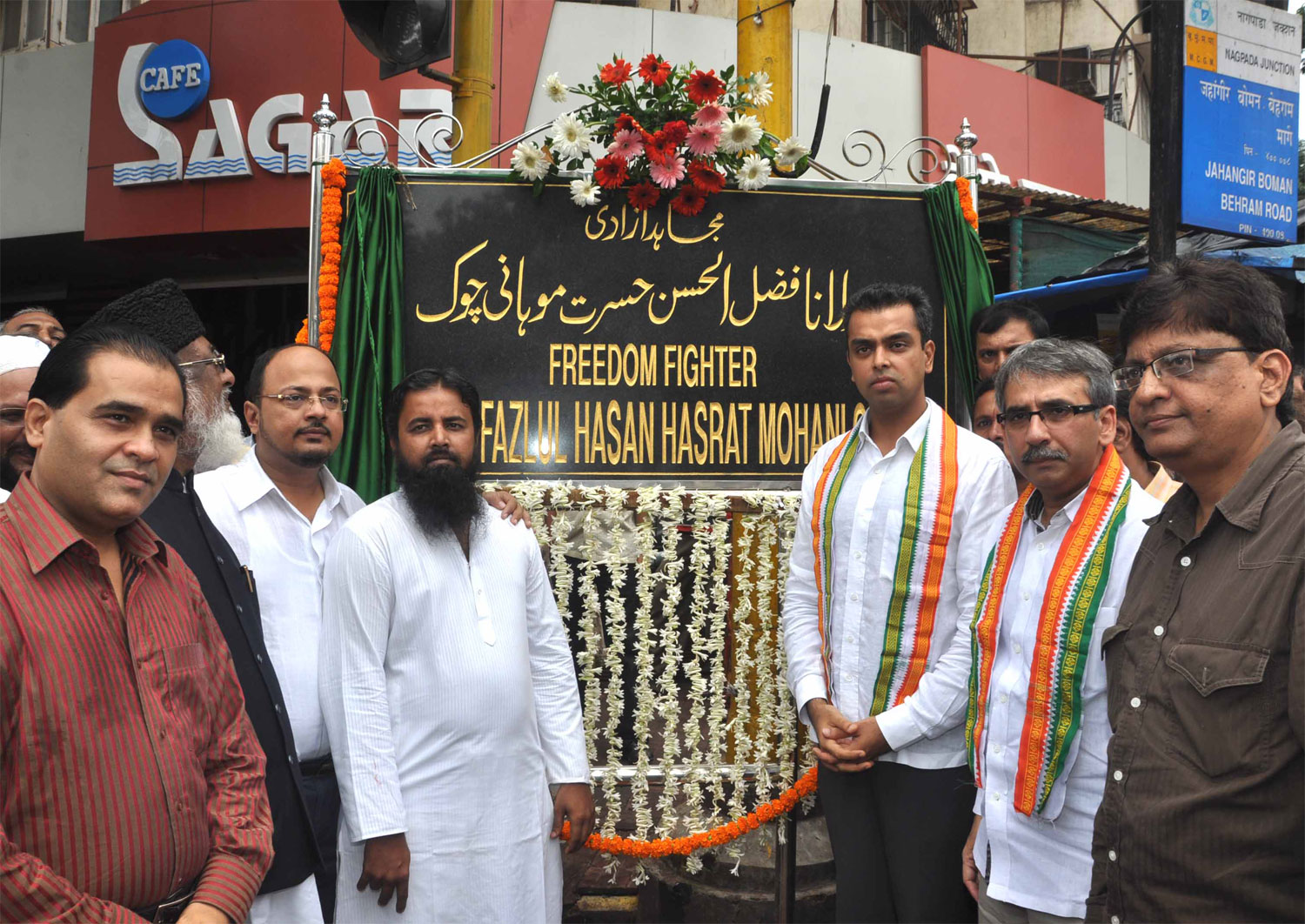 UNION MINISTER OF STATE MILIND DEORA & MLA AMIN PATEL AT NAGPADA JUNCTION.