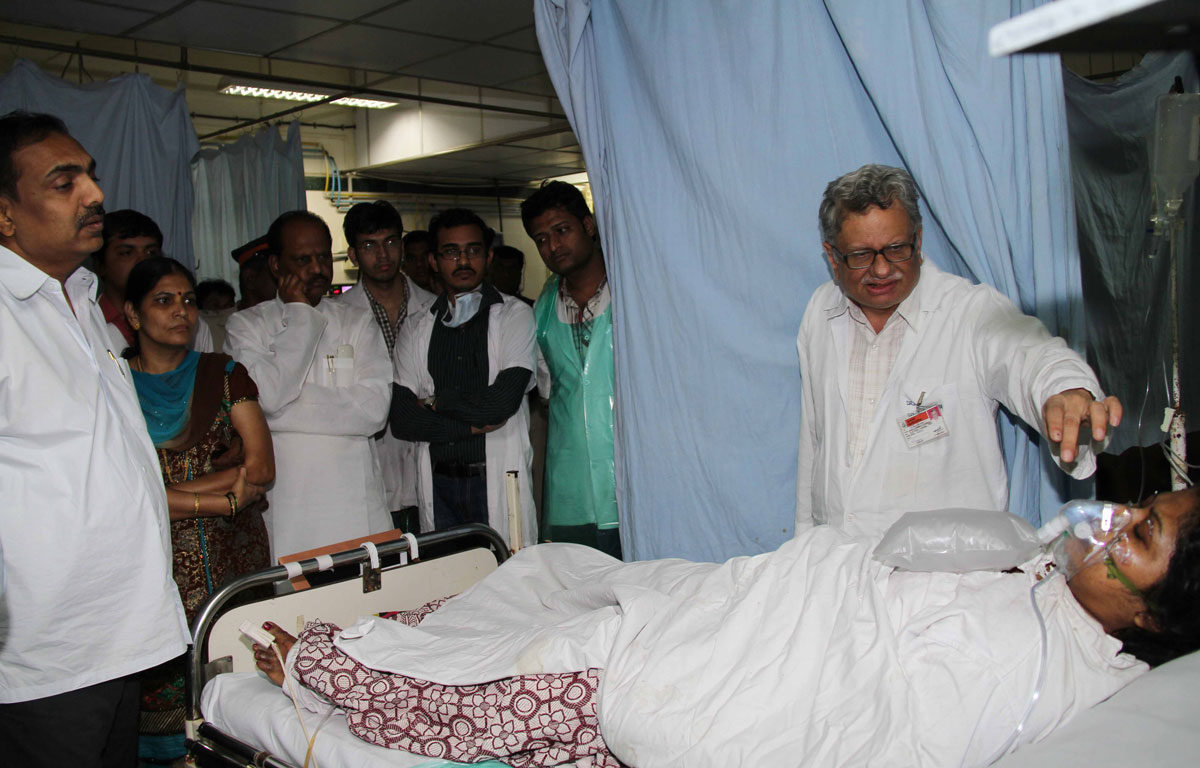 GUARDIAN MINISTER JAYANT PATIL VISITED NAIR HOSPITAL AT MUMBAI CENTRAL.