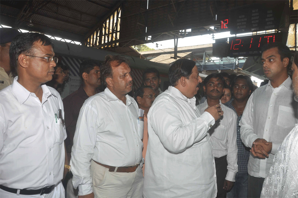 MP.MILIND DEORA VISITED SOUTH MUMBAI RAILWAY STATIONS.