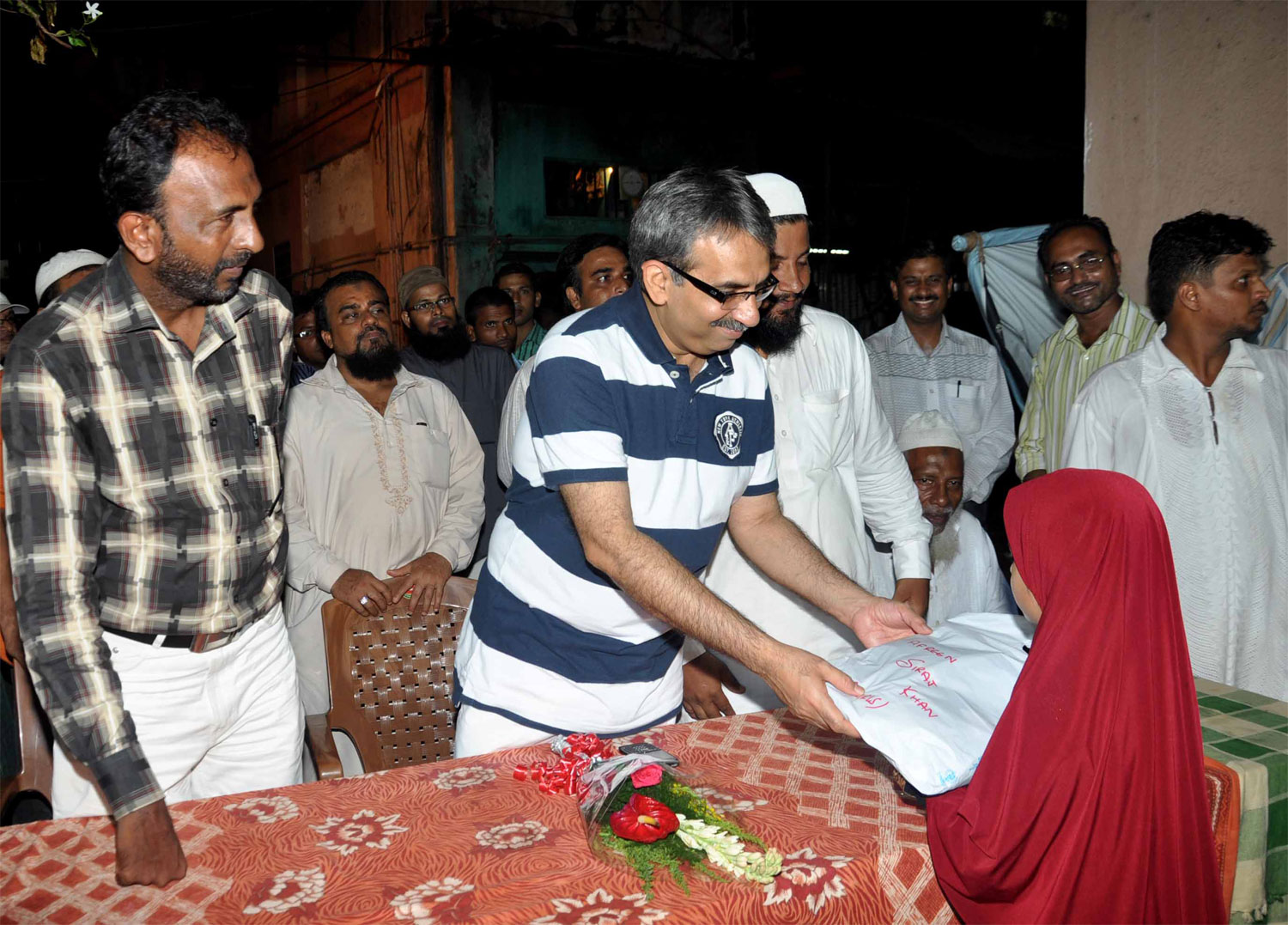 MUMBADEVI TALUKA MLA AMIN PATEL DISTRIBUTION OF UNIFORMS FOR MADARSA STUDENTS AT IMAMBADA DONGRI.