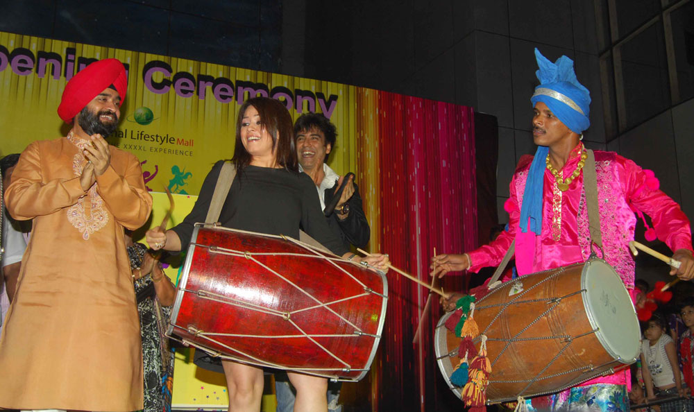 MLC. CHARANSING SAPRA  LAUNCHING "MULUND BOOK OF RECORDS" BY MAHIMA CHOUDHRY & KARAN OBEROI.