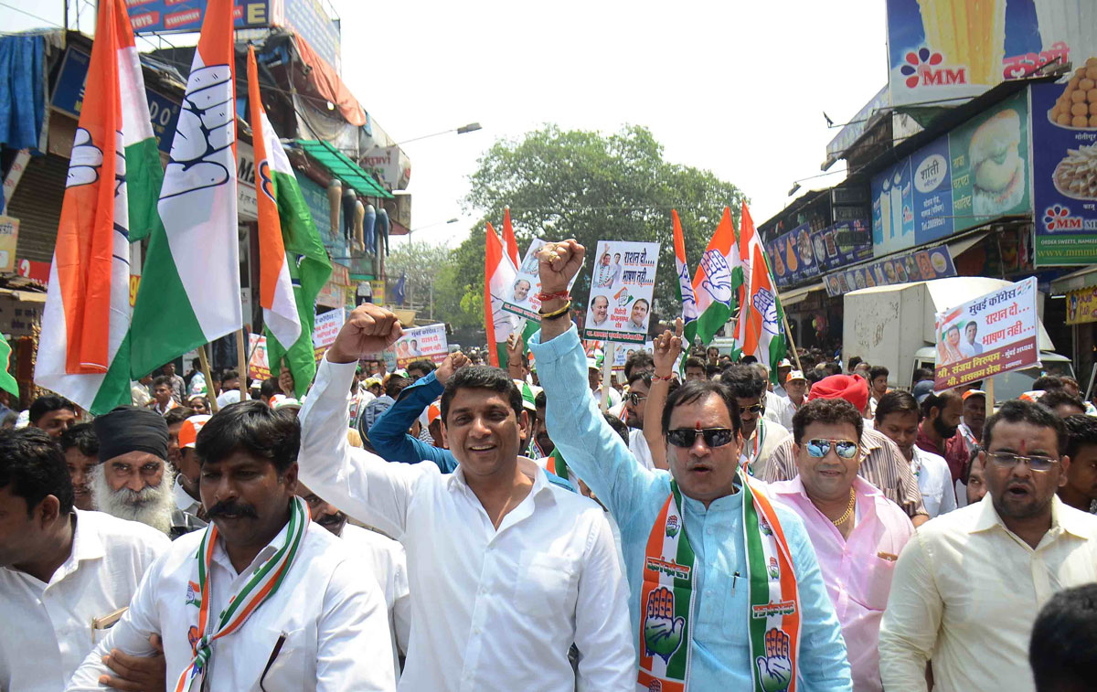 MLA Aslam Shaikh & Ex.MLA Rajhans Singh during Mumbai Regional Congress Protest Against Rationing Office at Malad.