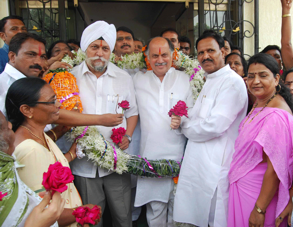 UNION MINISTER GURUDAS KAMAT & MAHADA PRESIDENT AMARJIT SINGH MANHAS AT D.N.NAGAR  ANDHERI .
