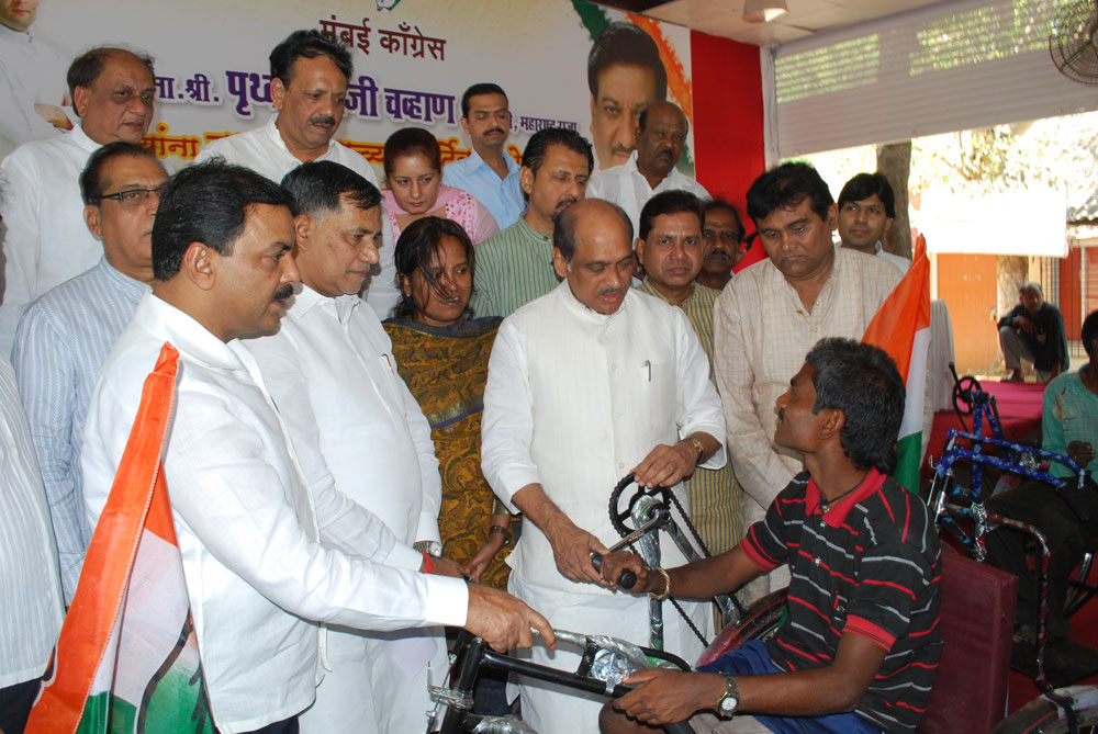 CHIEF MINISTER PRITHVIRAJ CHAVAN  BIRTHDAY CELEBRATION  AT MUMBAI CONGRESS RAJIV GANDHI BHAVAN AZAD MAIDAN.