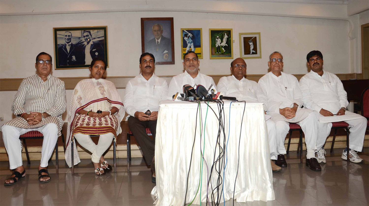 MRCC PRESIDENT & MLA KRIPASHANKAR SINGH PRESS CONFERENCE AT C.C.I CLUB MUMBAI.