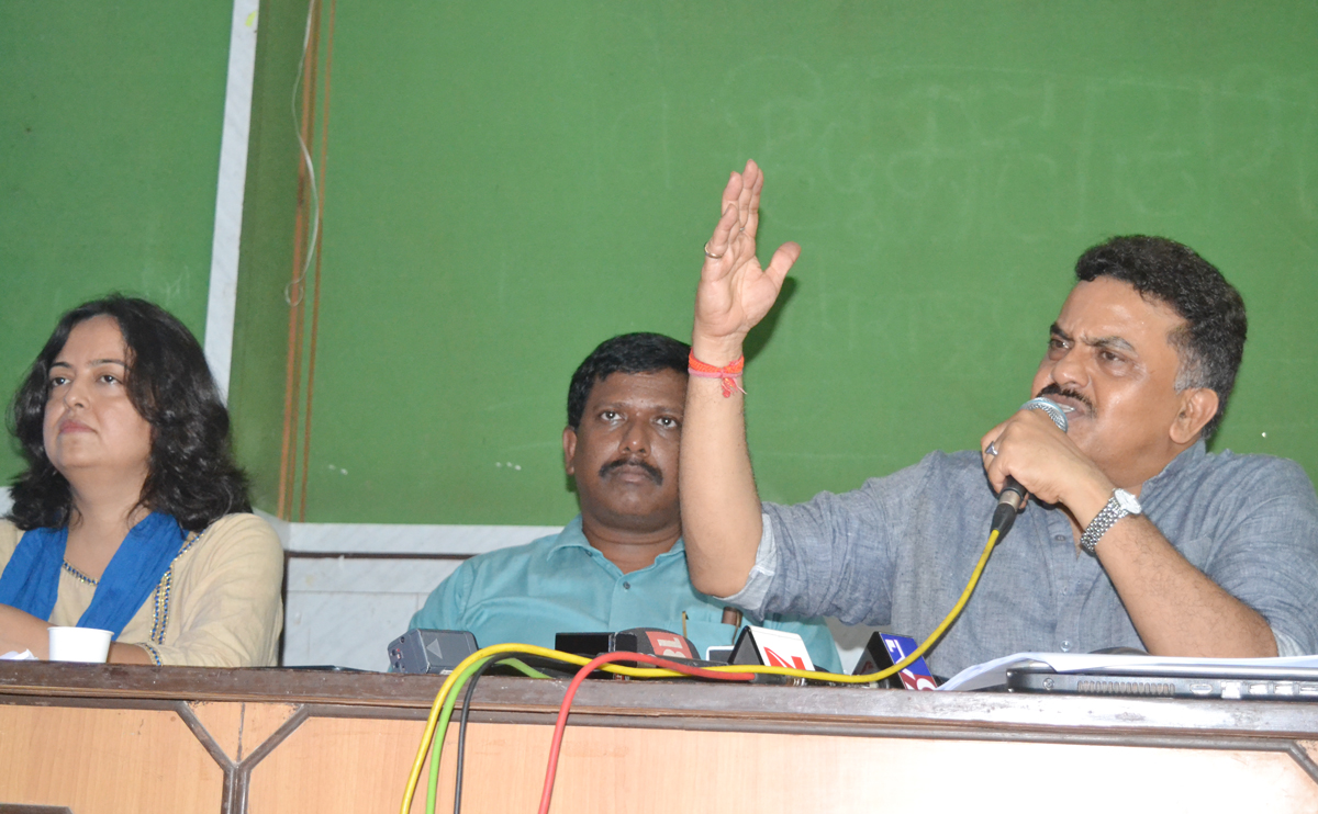 MRCC President Sanjay Nirupam Press Conference at Patrakar Sangh.