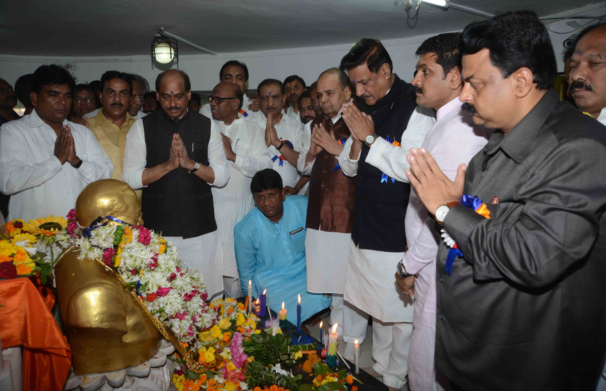 GOVERNOR K.SANKAR NARAYANAN & CHIEF MINISTER PRITHVIRAJ CHAVAN PAYING TRIBUTE TO BHARAT RATNA DR.BABASAHEB AMBEDKAR ON HIS BIRTH ANNIVERSARY AT CHAITYA BHOOMI DADAR.