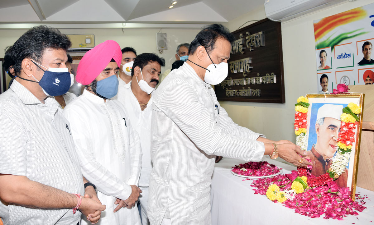 MRCC President & MLA Bhai Jagtap Paying Floral Tribute to Pandit Jawaharlal Nehru 1st Prme Minister of India on his Death Anniversary at Rajiv Gandhi Bhavan.