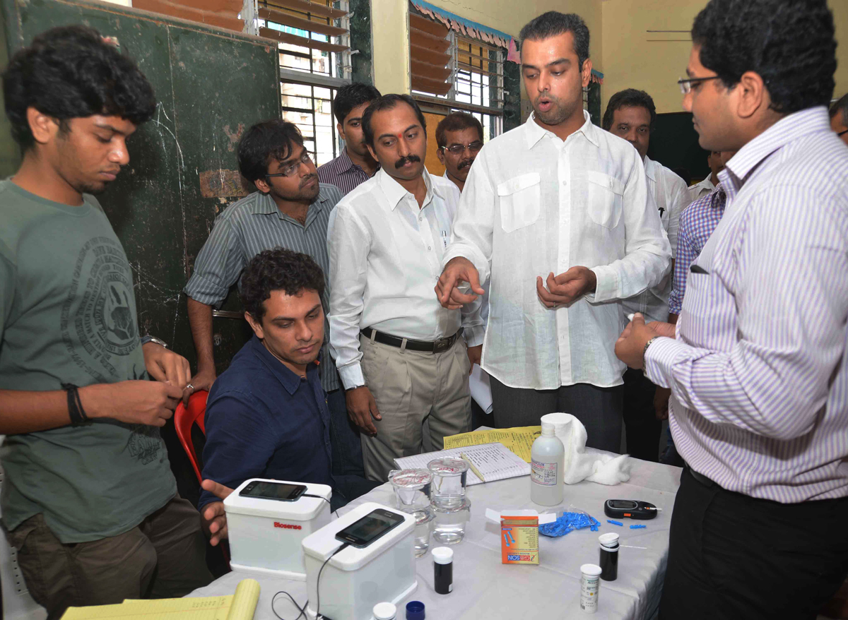 UNION MINISTER OF STATE FOR COMMUNICATION IT & SHIPPING & MP. MILIND DEORA MEDICAL CAMP AT WORLI.