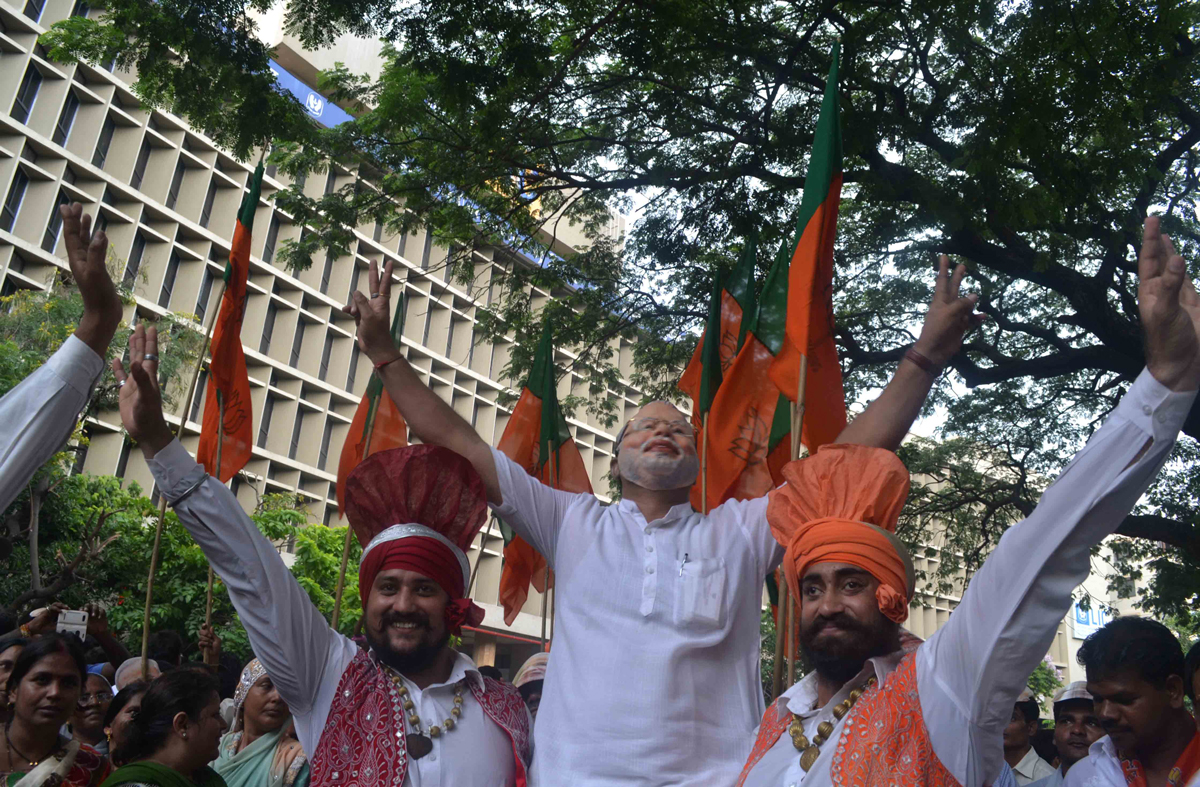BJP PARTY WORKERS CELEBRATION AT NARIMAN POINT.