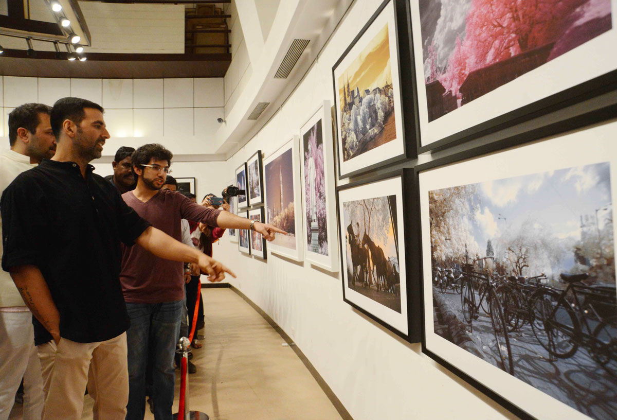 Cine Star Akshay Kumar Visited Shiv Sena Chief Uddhav Thackeray's Photo Exhibition at Jehangir Art Gallery.