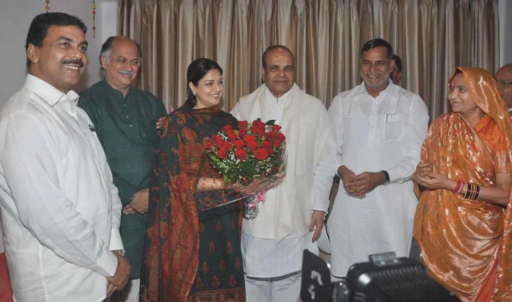 GOVERNOR SHANKARNARAYANAN VISITED MUMBAI CONGRESS PRESIDENT KRIPA SHANKAR SINGH RESIDENCE AT BANDRA .