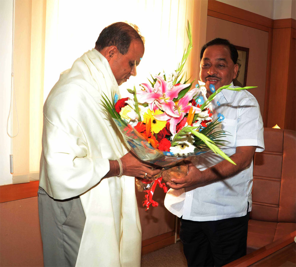 MINISTER NARAYANRAO RANE AT MANTRALAYA .