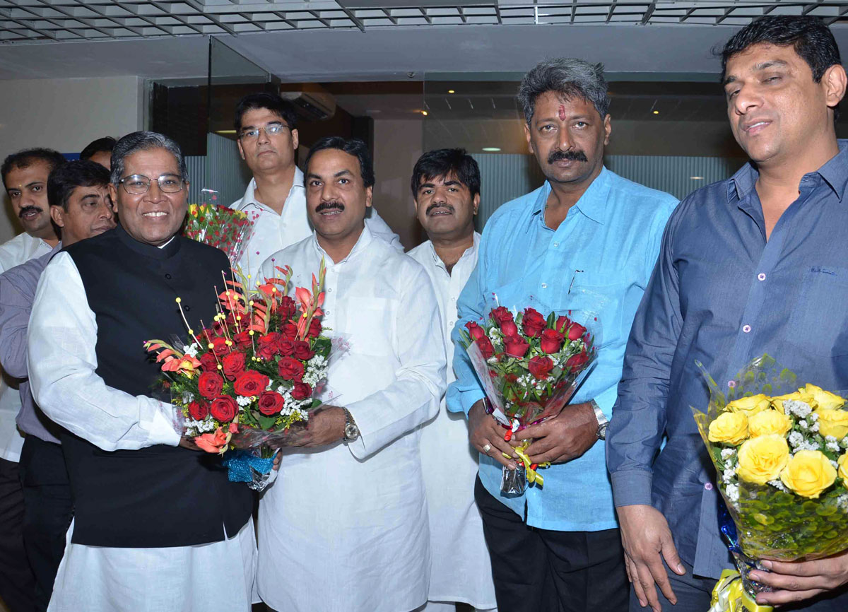 MINISTER MOHD.ARIF NASIM KHAN WELCOMES MINISTER K.REHMAN AT MUMBAI AIRPORT.