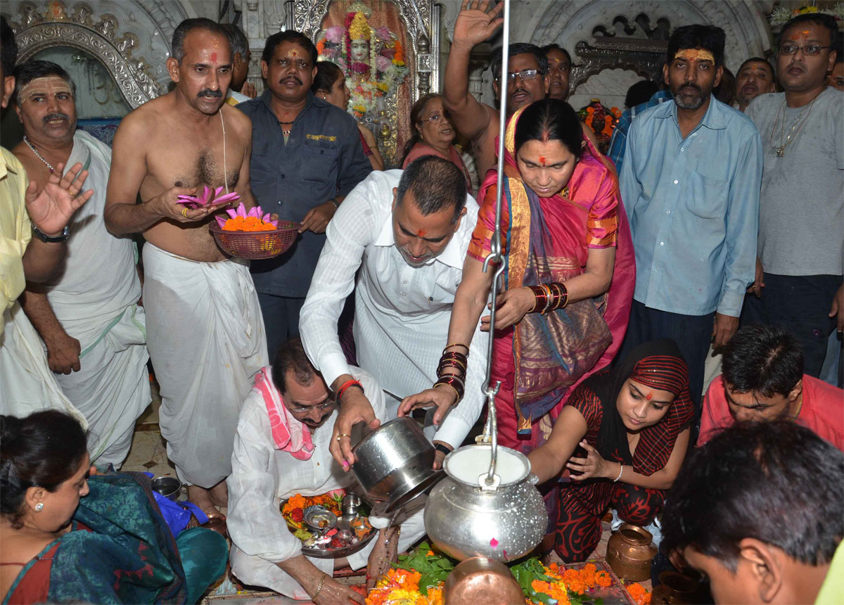 EX.MUMBAI CONGRESS PRESIDENT & MLA. KRIPASHANKAR SINGH & SMT.MALDEVI KRIPASHANKAR SINGH ON THIER BIRTHDAY IN MUMBAI.
