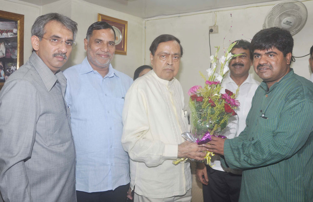 THE UNION MINISTER FOR PETROLEUM AND NATURAL GAS ,SHRI MURLI DEORA , MUMBAI CONGRESS PRESIDENT KRIPASHANKAR SINGH & MINISTER ARIF NASIM KHAN VISITED MLA AMIN PATEL OFFICE AT NAGPADA