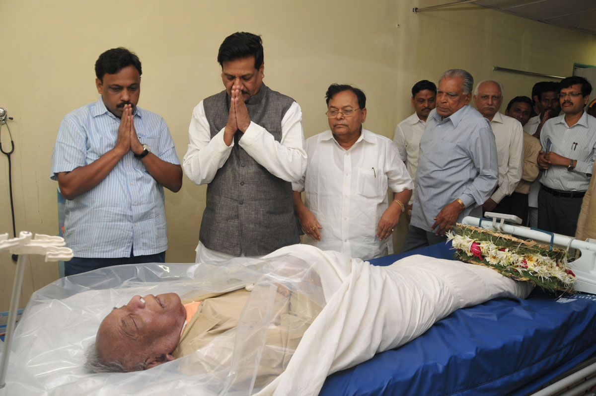 CHIEF MINISTER PRITHVIRAJ CHAVAN AT LILAVATI HOSPITAL BANDRA.