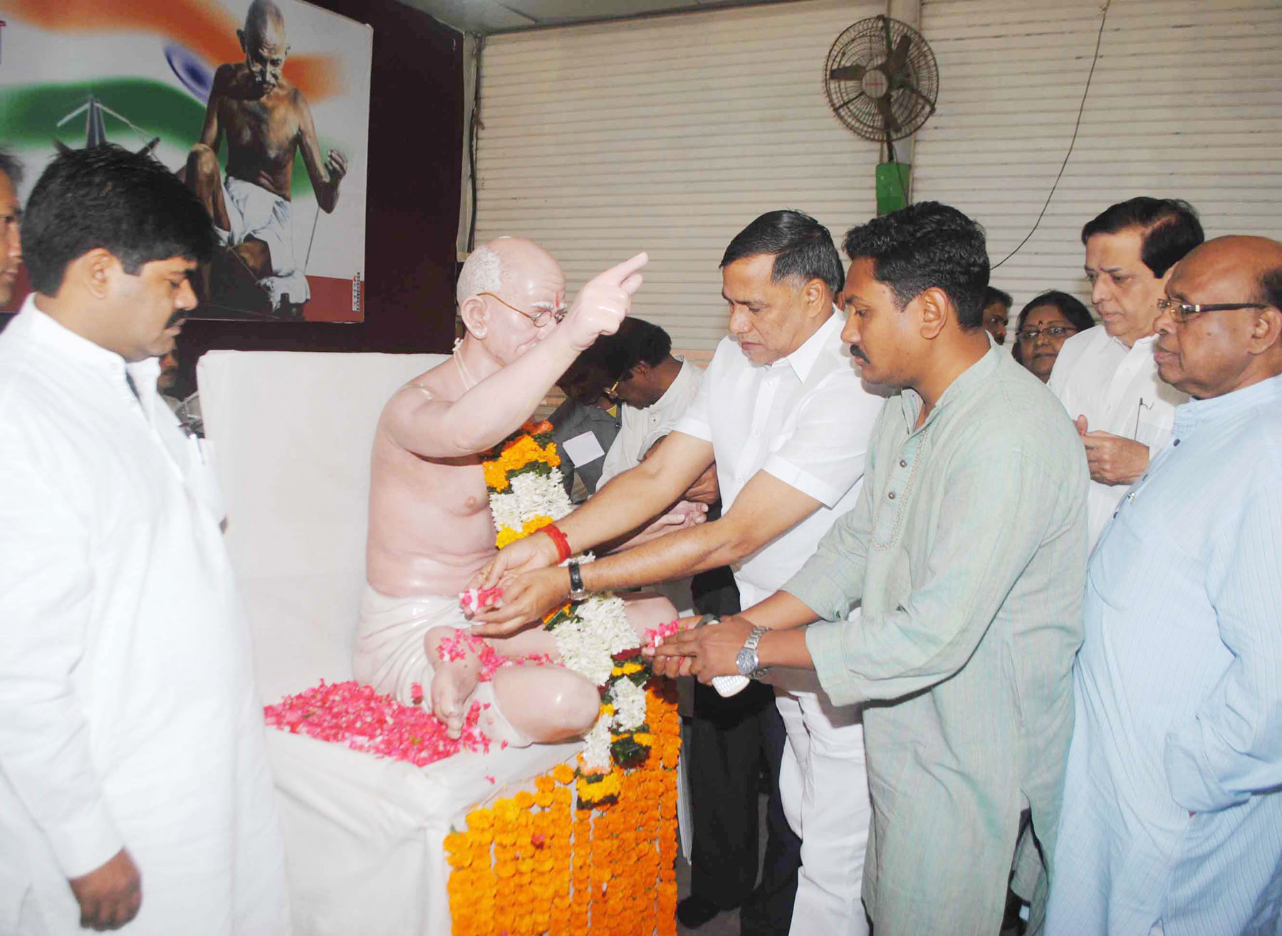 MUMBAI CONGRESS PRESIDENT KRIPASHANKAR SINGH PAYING TRIBUTE TO FATHER OF NATION MAHATMA GANDHI ON HIS DEATH ANNIVERSARY.