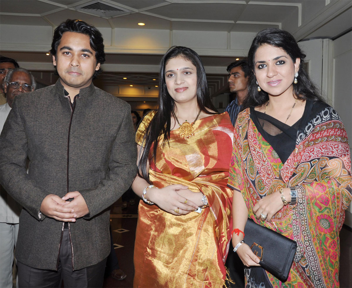 DR.NILESH NARAYAN RANE AWARDED FOR BEST POLITICAL DEBUTANT AT HOTEL TRIDENT ACHIEVERS AWARD-2011 MUMBAI.