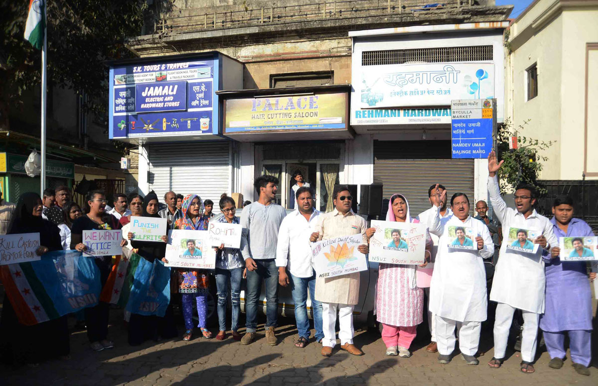 Ex.MLA Madhu Chavan with NSUI Team Protest at Byculla.