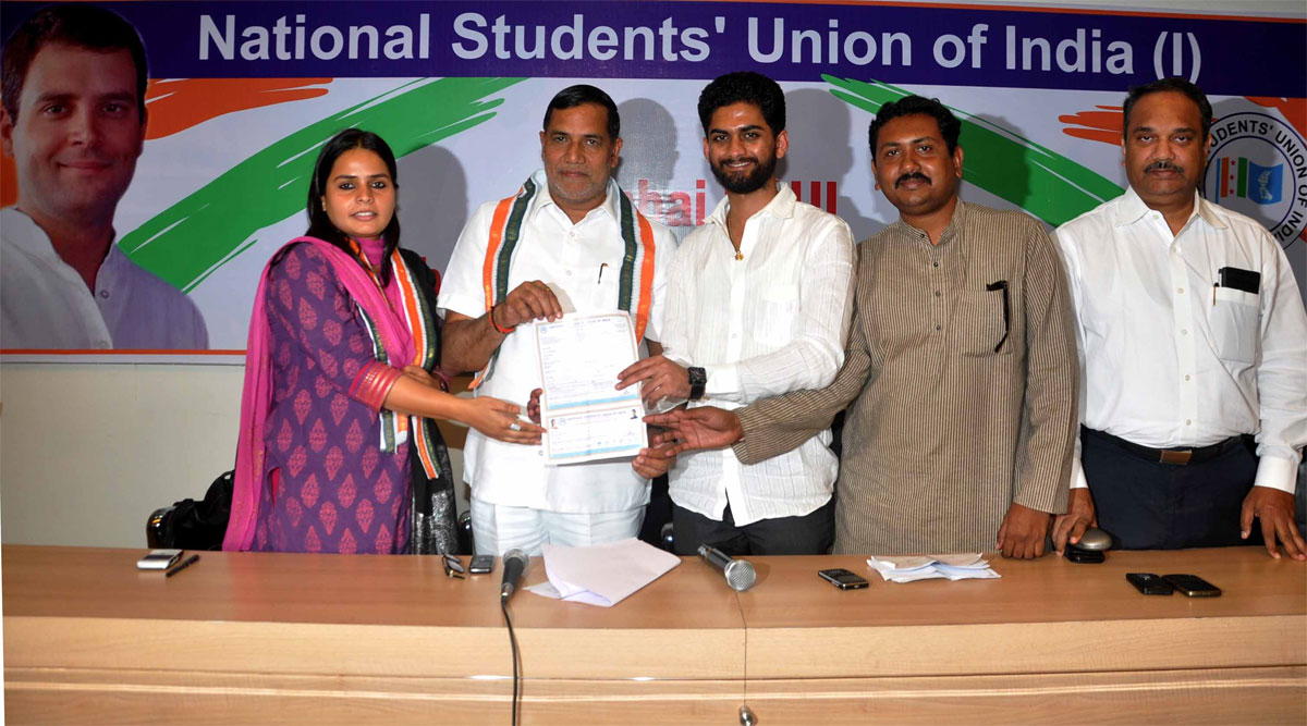 MRCC PRESIDENT & MLA KRIPASHANKAR SINGH ON  LAUNCHING PROGRAMME OF NSUI MEMBERSHIP DRIVE - 2011 AT MUMBAI CONGRESS RAJIV GANDHI BHAVAN.