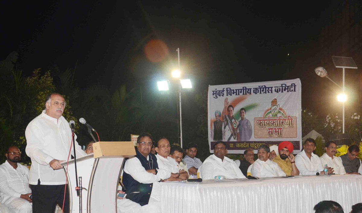 Mumbai Congress President Prof.Janardan Chandurkar & AICC Gen.Sec.& MP.Gurudas Kamat during executive meeting at Andheri D.N.Nagar.