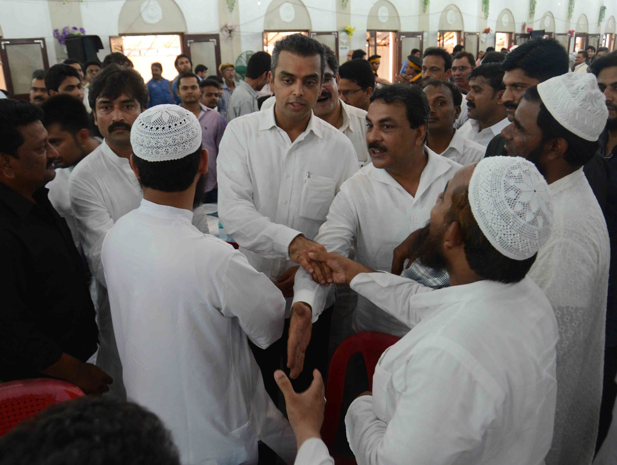 Congress/NCP/PRP (Kawade)/ Republican Party of India (Democratic) Alliance MP.Candidate Milind Deora at Mehfil Hall Madanpura.