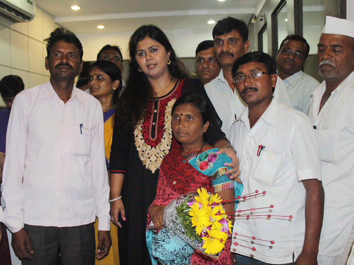 Rural Development Minister Pankaja Munde-Palve Felicitates Sangita Ohale.